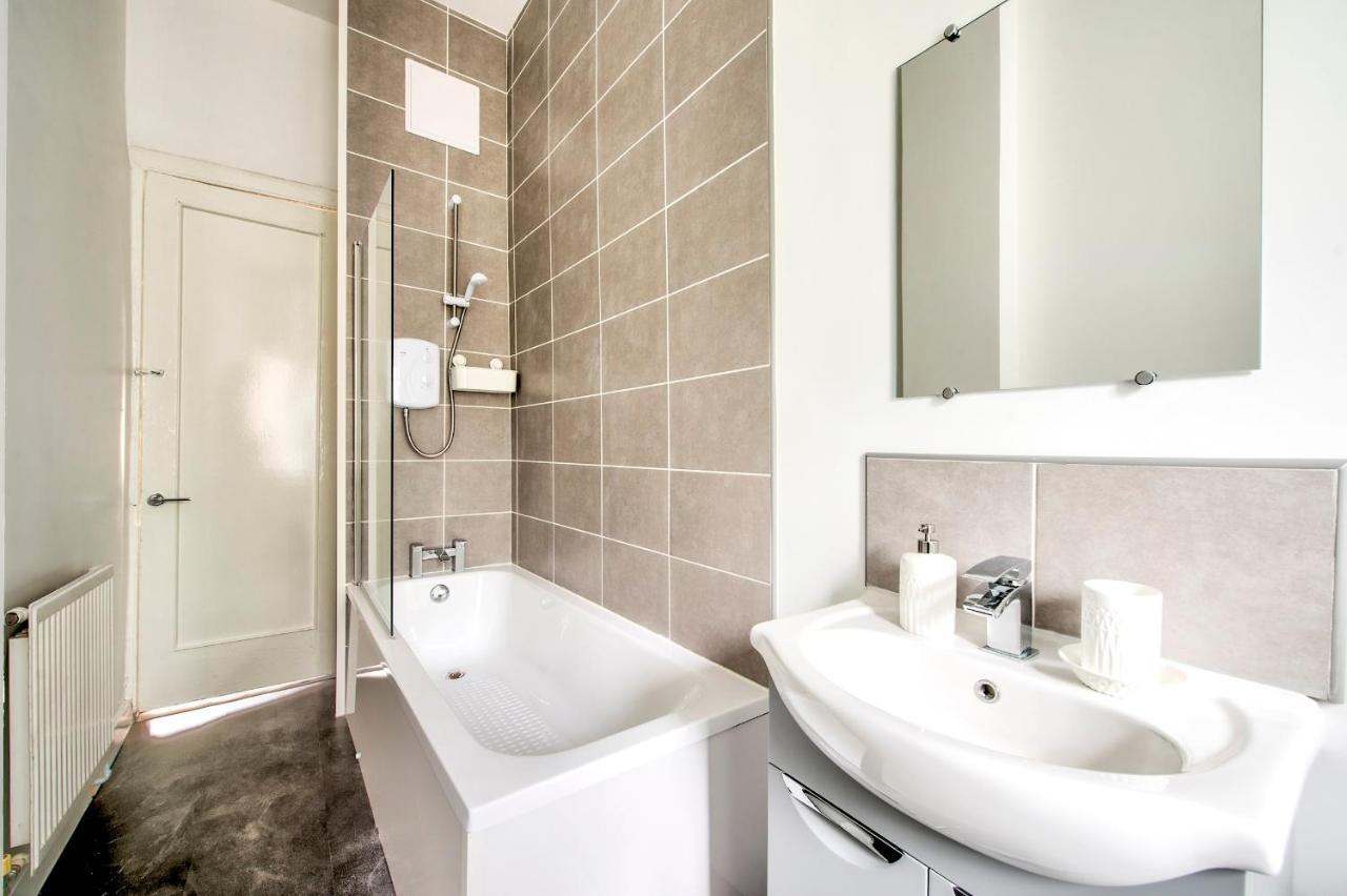 Ferienwohnung Pass The Keys Stylish 2 Bed In Heart Of West End Glasgow Exterior foto