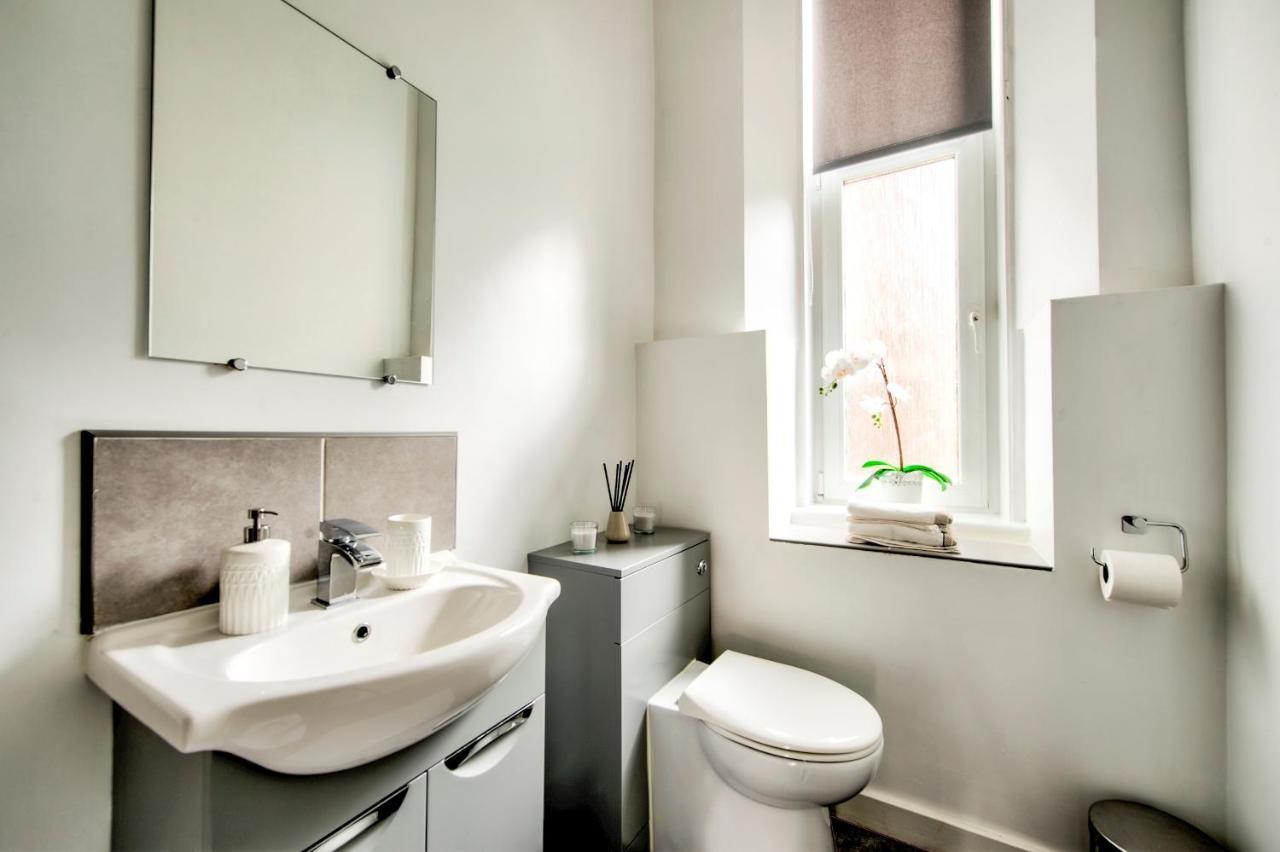 Ferienwohnung Pass The Keys Stylish 2 Bed In Heart Of West End Glasgow Exterior foto